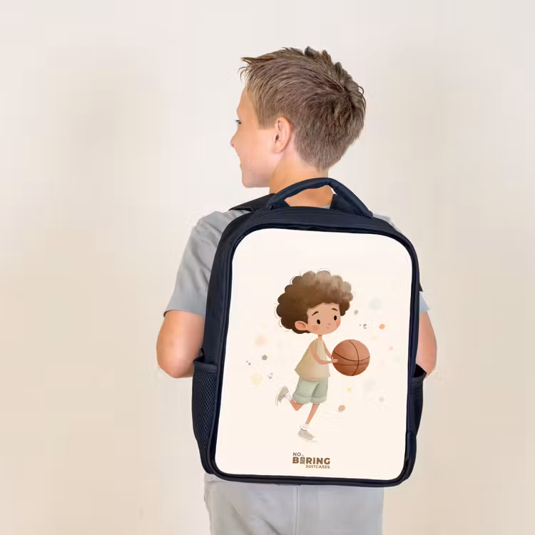 Sac à dos enfant - Noir - Garçon avec un ballon de basket en couleur beige — 2