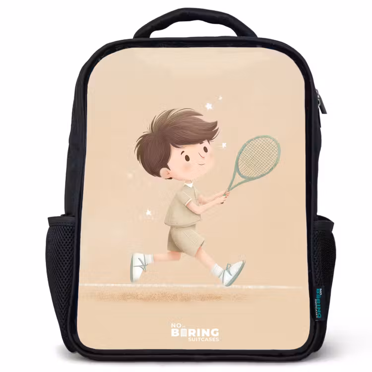 Sac à dos enfant - Noir - Garçon jouant au tennis sur fond de sable — 1