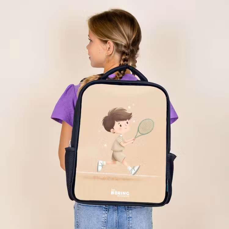 Sac à dos enfant - Noir - Garçon jouant au tennis sur fond de sable — 4