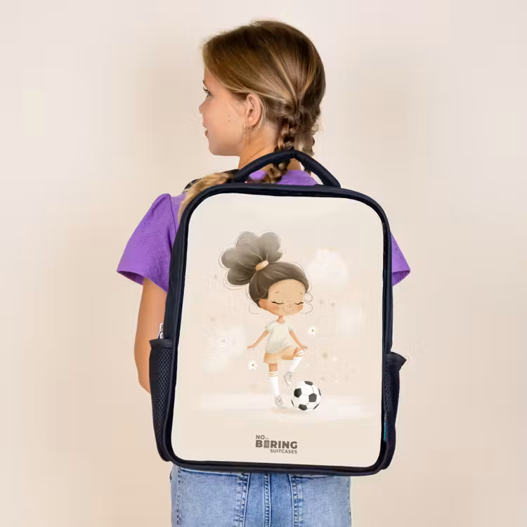 Sac à dos enfant - Noir - Fille avec un ballon de football dans des couleurs beiges — 4