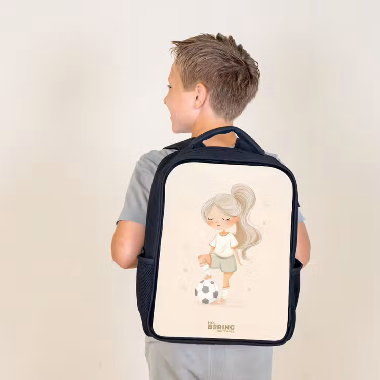 Sac à dos enfant - Noir - Fille avec un ballon de football dans des couleurs beiges — 2