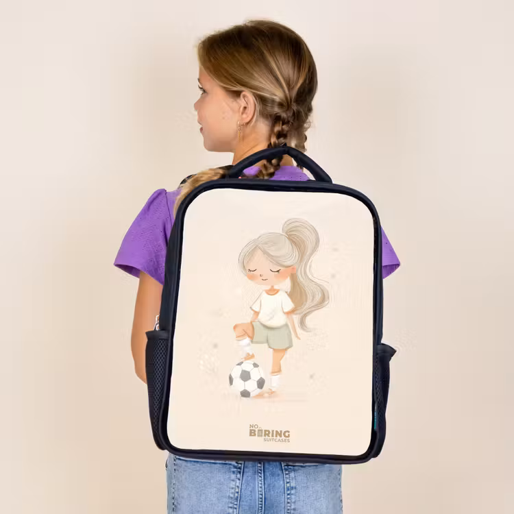 Sac à dos enfant - Noir - Fille avec un ballon de football dans des couleurs beiges — 4