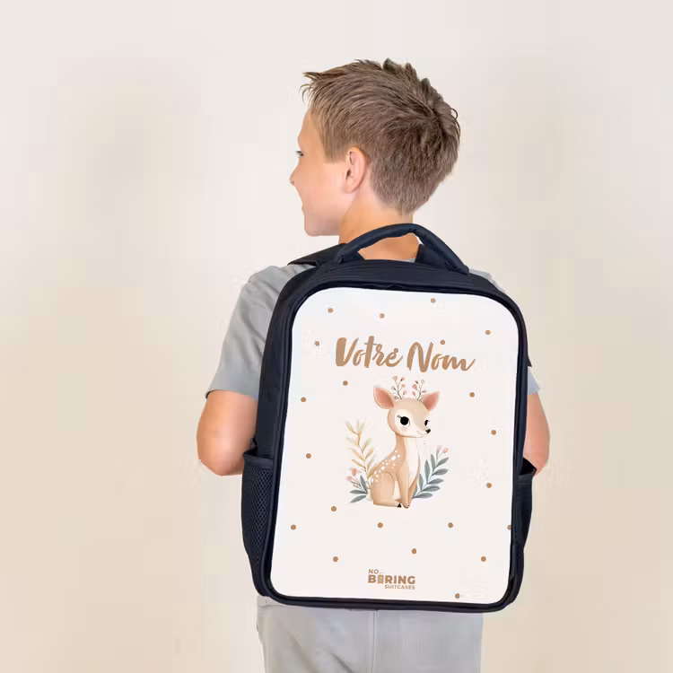 Sac à dos enfant - Noir - Petit cerf avec des plantes dans un champ plein de points — 2