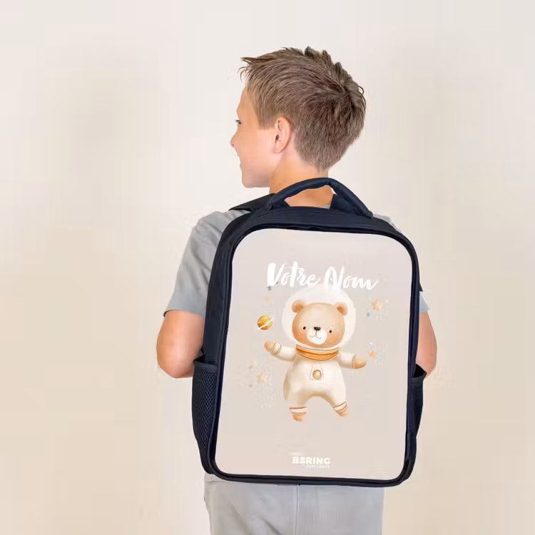 Sac à dos enfant - Noir - Un ours spatial beige flotte parmi les étoiles — 2