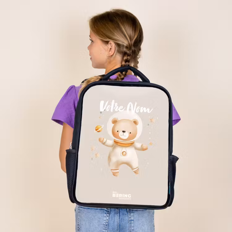 Sac à dos enfant - Noir - Un ours spatial beige flotte parmi les étoiles — 4
