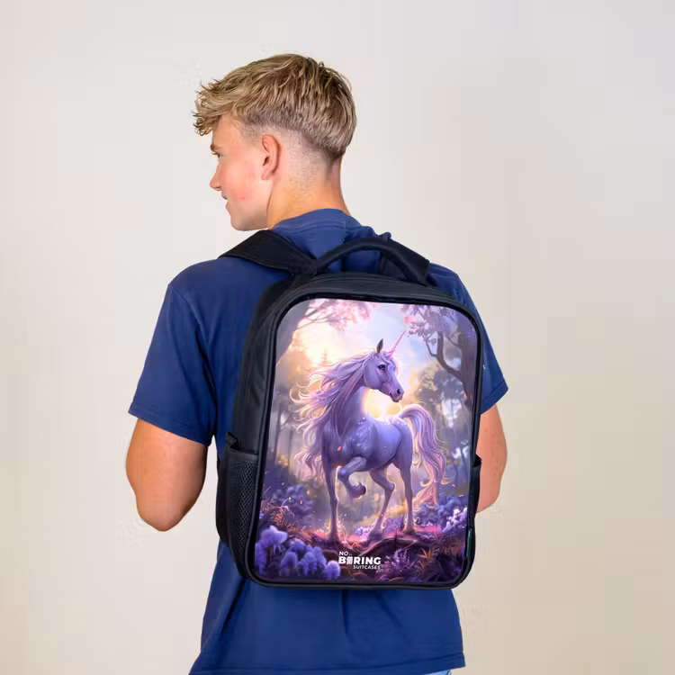 Sac à dos enfant - Noir - Portrait d'une licorne parmi des fleurs violettes — 5