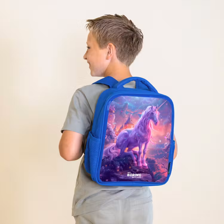 Sac à dos enfant - Bleu - Licorne violette dans un environnement magique — 2