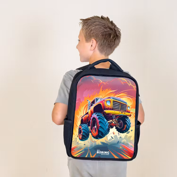 Sac à dos enfant - Noir - Le Monster Truck rose survole l'asphalte — 2