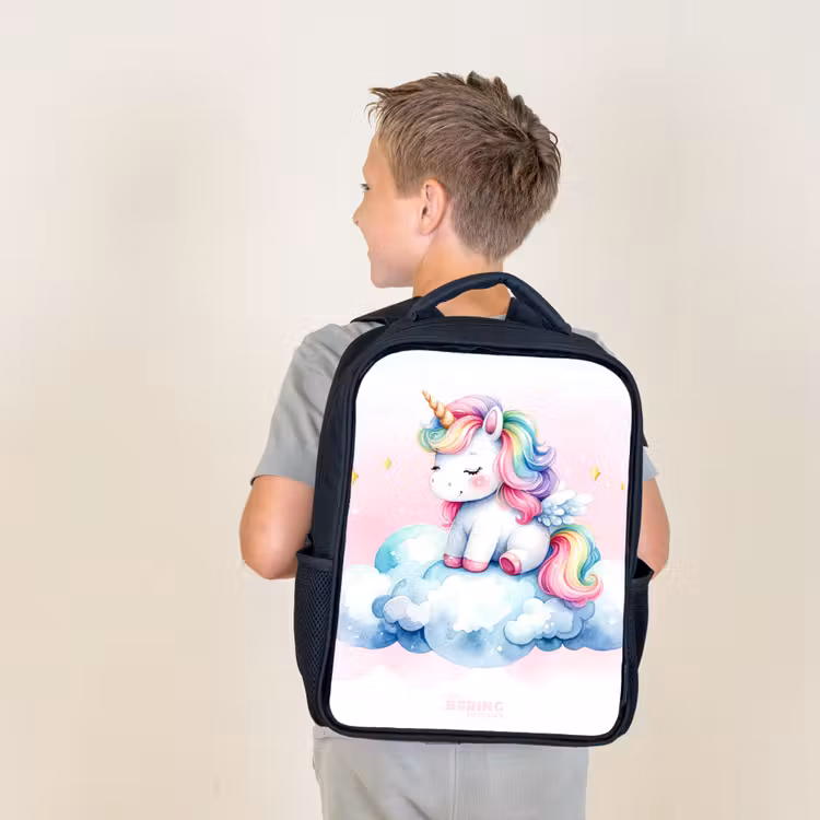 Sac à dos enfant - Noir - Licorne à la crinière arc-en-ciel sur un nuage — 2