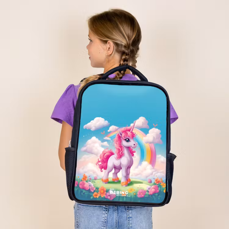 Sac à dos enfant - Noir - Licorne joyeuse devant un arc-en-ciel — 4