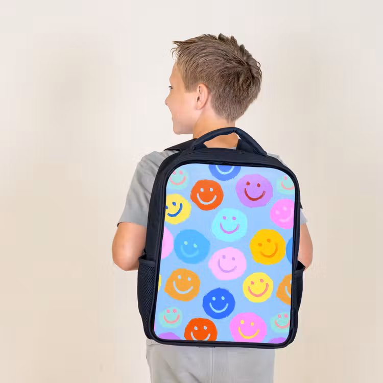 Sac à dos enfant - Noir - Collage de sourires peints sur bleu clair — 2