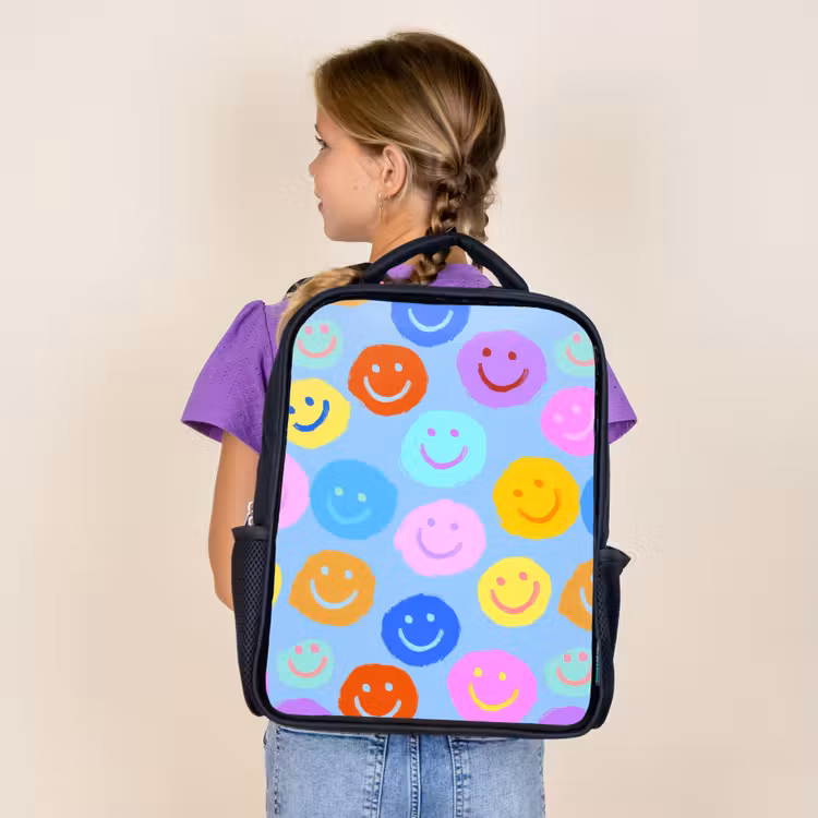 Sac à dos enfant - Noir - Collage de sourires peints sur bleu clair — 4