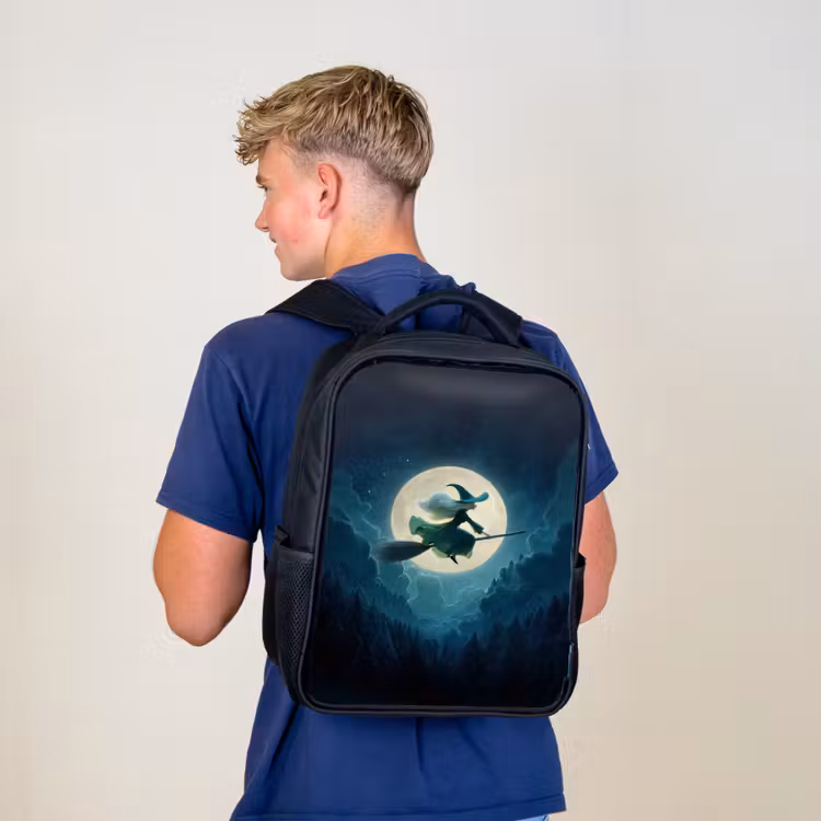 Sac à dos enfant - Noir - Sorcière volante avant la pleine lune au-dessus d'une forêt sombre — 5