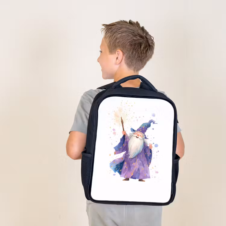 Sac à dos enfant - Noir - Un magicien souriant avec un personnel étincelant — 2