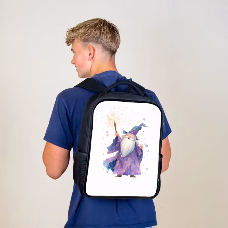 Sac à dos enfant - Noir - Un magicien souriant avec un personnel étincelant — 5
