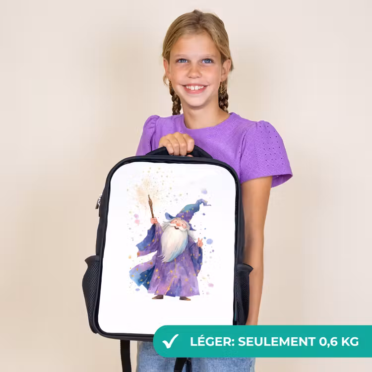 Sac à dos enfant - Noir - Un magicien souriant avec un personnel étincelant — 9