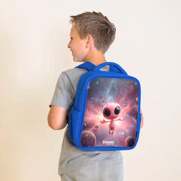 Sac à dos enfant avec nom - Bleu - Alien rose dans une nébuleuse d'étoiles — 2