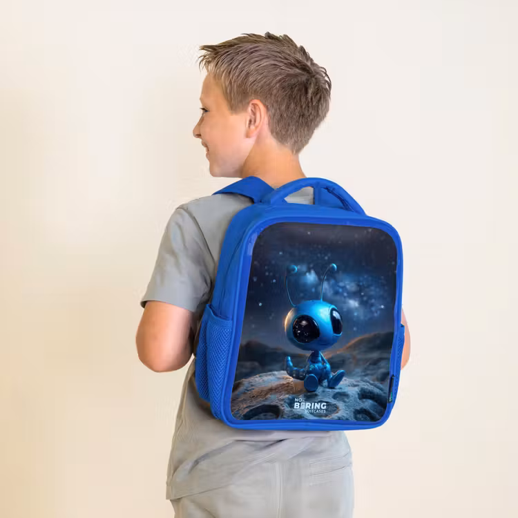 Sac à dos enfant avec nom - Bleu - Créature extraterrestre bleue sous un ciel étoilé — 2