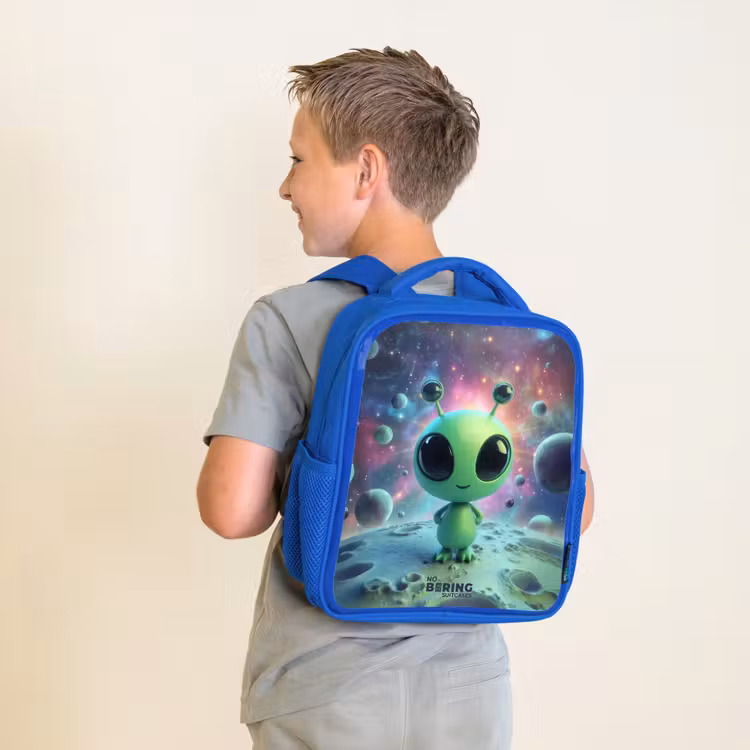 Sac à dos enfant avec nom - Bleu - Créature extraterrestre verte sur un paysage lunaire — 2