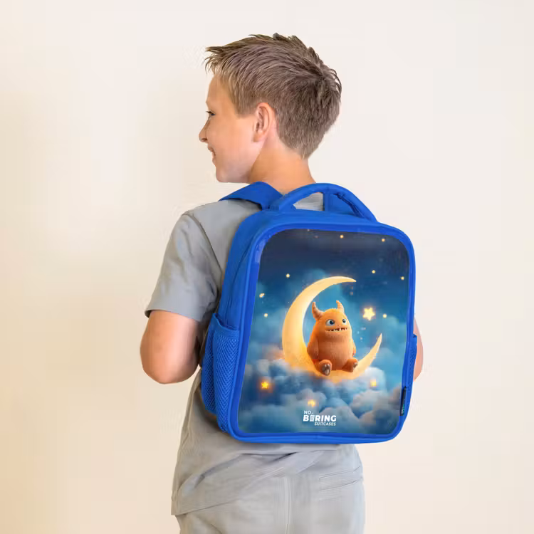 Sac à dos enfant avec nom - Bleu - Monstre orange sur croissant de lune — 2