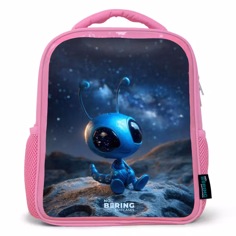 Sac à dos enfant avec nom - Rose - Créature extraterrestre bleue sous un ciel étoilé — 1