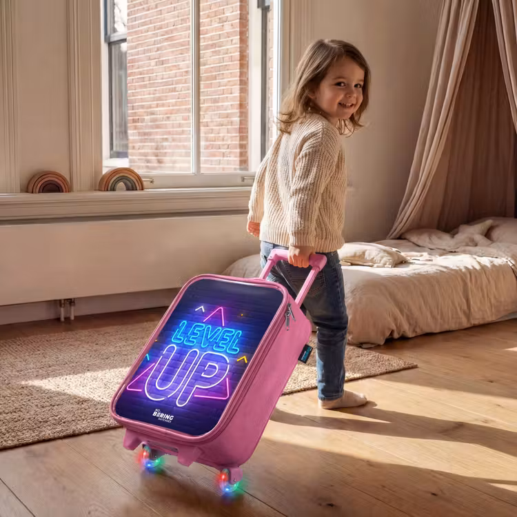 Valise enfant - Rose - Lettres en néon sur un mur de briques — 2