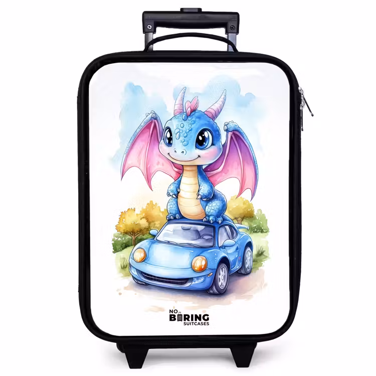 Valise enfant - Bébé dragon sur une voiture bleue dans un paysage boisé — 1