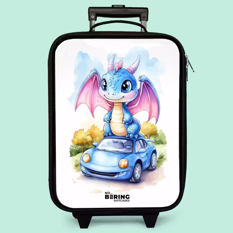 Valise enfant - Bébé dragon sur une voiture bleue dans un paysage boisé — 3