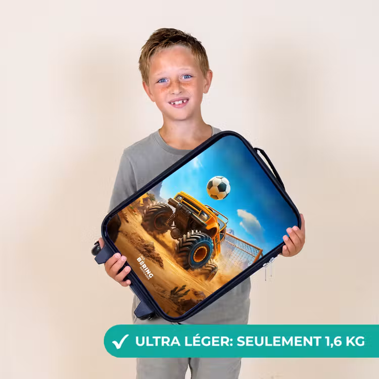 Valise enfant - Un camion monstre marque un but dans un stade du désert — 2