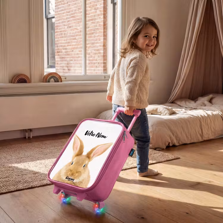 Valise enfant avec nom - Rose - Reniflements avec la tête satisfaite — 2