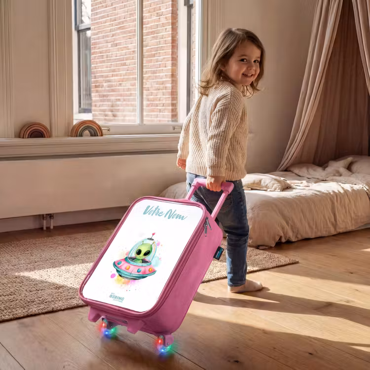 Valise enfant avec nom - Rose - Un extraterrestre vert dans un OVNI coloré — 2