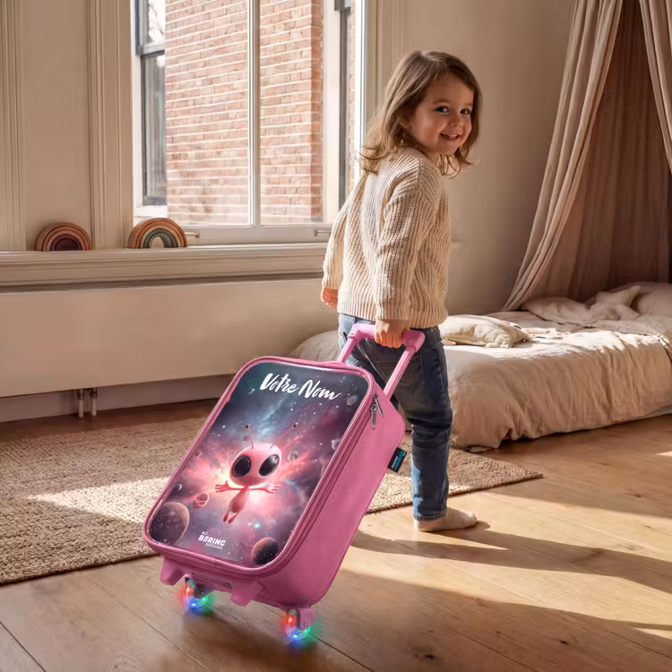 Valise enfant avec nom - Rose - Alien rose dans une nébuleuse d'étoiles — 2