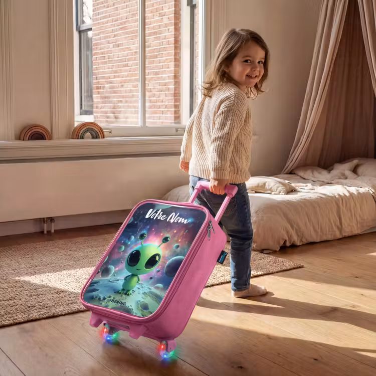 Valise enfant avec nom - Rose - Créature extraterrestre verte sur un paysage lunaire — 2