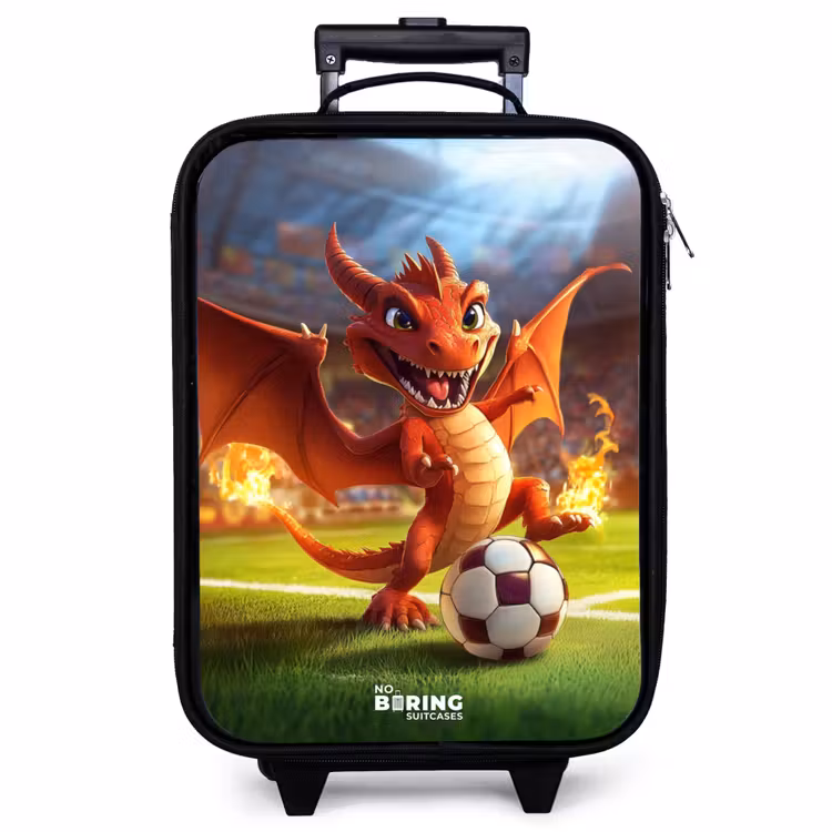 Valise enfant - Le dragon rouge joue au football dans un stade ensoleillé — 1