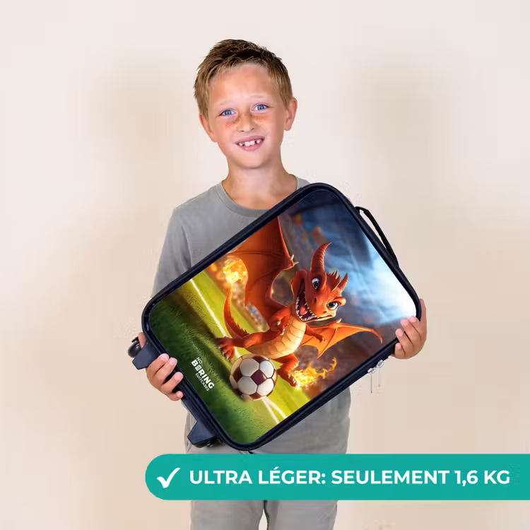 Valise enfant - Le dragon rouge joue au football dans un stade ensoleillé — 2