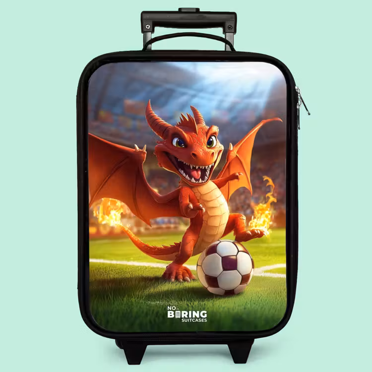 Valise enfant - Le dragon rouge joue au football dans un stade ensoleillé — 3