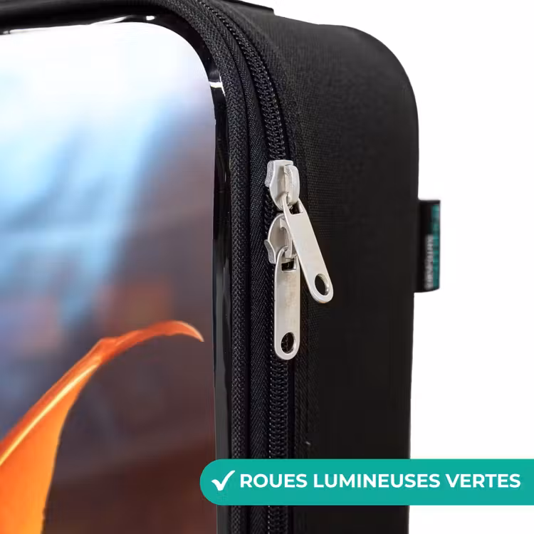 Valise enfant - Le dragon rouge joue au football dans un stade ensoleillé — 6