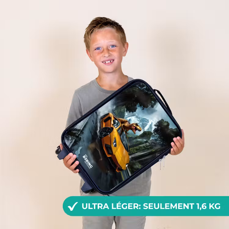 Valise enfant - T-Rex sur une voiture de sport orange dans une forêt pluvieuse — 2