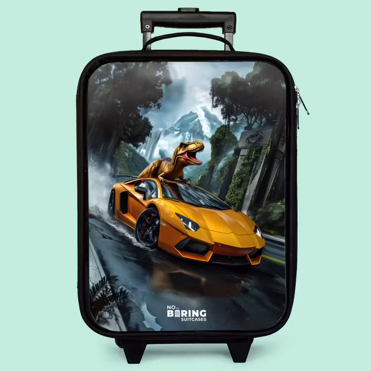 Valise enfant - T-Rex sur une voiture de sport orange dans une forêt pluvieuse — 3
