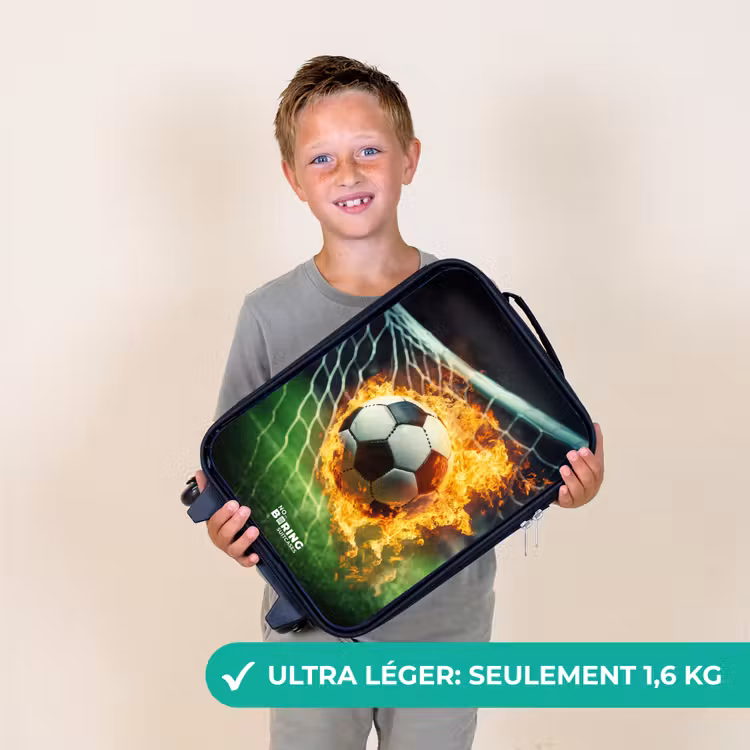 Valise enfant - Un ballon de football en feu capturé dans un filet de but — 2