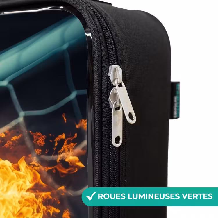 Valise enfant - Un ballon de football en feu capturé dans un filet de but — 6