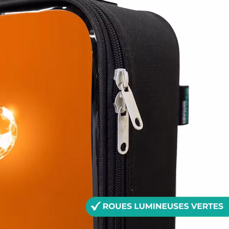 Valise enfant - Un footballeur à la lumière orange dans un moment de flottement — 6