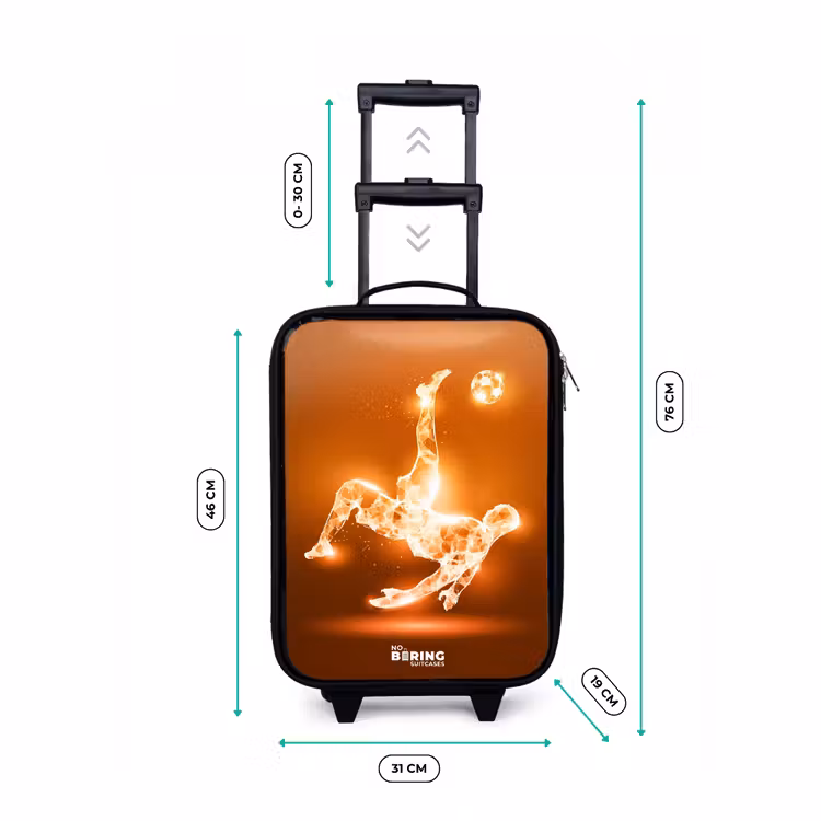 Valise enfant - Un footballeur à la lumière orange dans un moment de flottement — 7