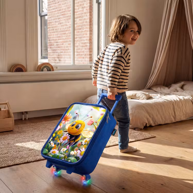 Valise enfant - Bleu - Gros plan d'une abeille parmi des fleurs roses — 2