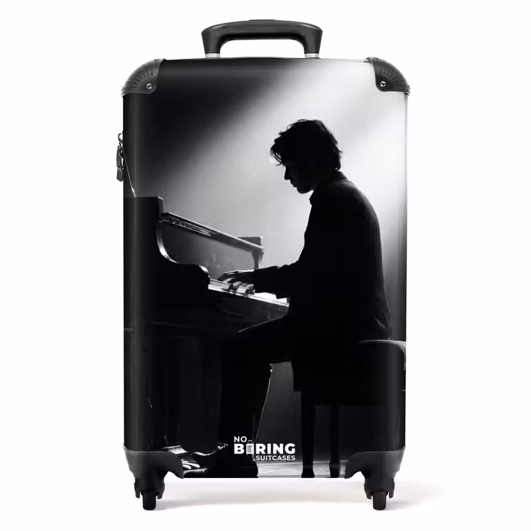 Valise - Personne - Piano - Musique - Noir et blanc - Scène — 1