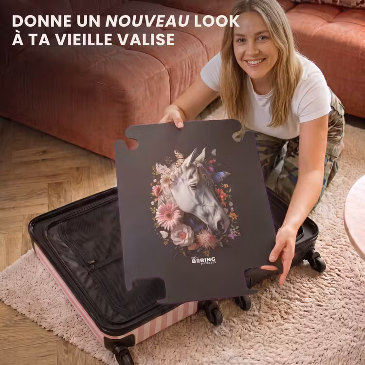 CaseSwap - Tête de cheval blanc parmi une guirlande de fleurs colorées — 3