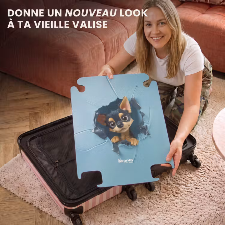 CaseSwap™ - Un petit chihuahua passe la tête à travers un mur bleu — 3