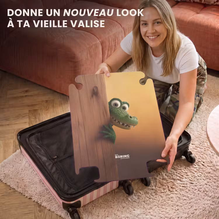 CaseSwap™ - Crocodile aux grands yeux derrière un mur en bois — 3
