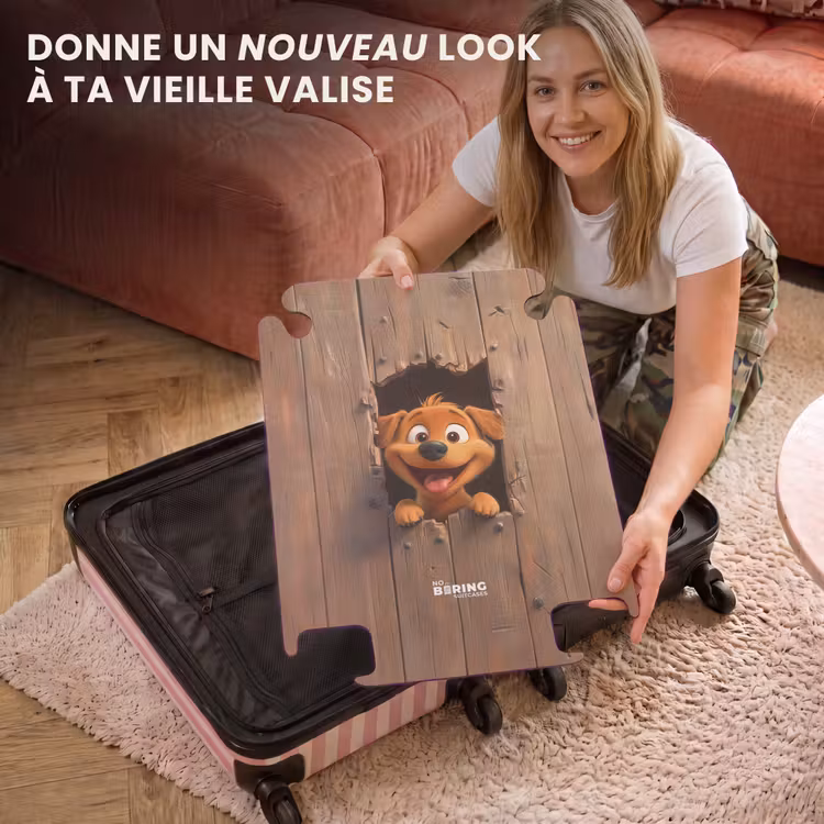 CaseSwap™ - Un chien heureux regarde à travers une clôture en bois cassée — 3